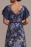 Vestido midi de madre de la novia con corte en V y flor azul marino en línea A