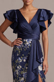 Vestido de madre de la novia con escote en V y escote en V con volantes y bodycon cuerno azul marino y abertura