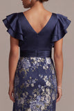 Vestido de madre de la novia con escote en V y escote en V con volantes y bodycon cuerno azul marino y abertura