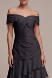 Vestido largo de corbata negra con volantes de línea al hombro