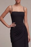 Vestido midi de corbata negra con tirantes finos y funda
