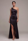 Vestido formal largo de sirena de un solo hombro negro con abertura