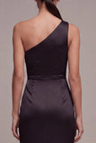 Vestido formal largo de sirena de un solo hombro negro con abertura