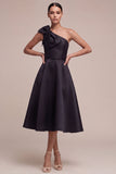 Vestido formal negro de línea A con lazo