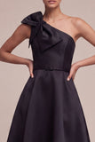 Vestido formal negro de línea A con lazo
