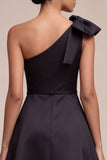 Vestido formal negro de línea A con lazo