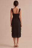Vestido formal negro con tirantes gruesos y volantes con abertura