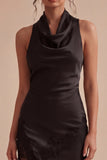 Vestido formal de sirena negra midi con capestro sin espalda y abertura