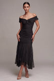 Vestido formal largo de sirena negro con hombros descubiertos y volantes