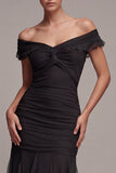 Vestido formal largo de sirena negro con hombros descubiertos y volantes