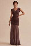 Vestido formal largo marrón de sirena con escote en V y fruncido