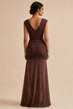 Vestido formal largo marrón de sirena con escote en V y fruncido