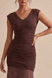 Vestido formal largo marrón de sirena con escote en V y fruncido