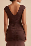 Vestido formal largo marrón de sirena con escote en V y fruncido