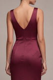 Vestido formal de satén sirena burdeos con abertura