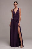 Vestido formal de escote en V con escote en V en línea ciruela, con pedrería