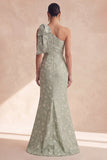 Vestido de dama de honor con flores de salvia de un solo hombro