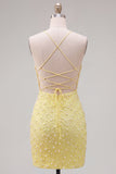 Vestido ajustado de bienvenida con perlas amarillas y tirantes finos