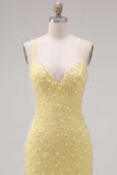 Vestido ajustado de bienvenida con perlas amarillas y tirantes finos