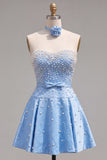 Vestido corto de bienvenida con perlas azules adornados con collar y lazo