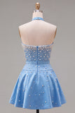 Vestido corto de bienvenida con perlas azules adornados con collar y lazo