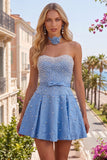 Vestido corto de bienvenida con perlas azules adornados con collar y lazo