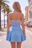 Vestido corto de bienvenida con perlas azules adornados con collar y lazo