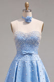 Vestido corto de bienvenida con perlas azules adornados con collar y lazo