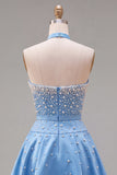 Vestido corto de bienvenida con perlas azules adornados con collar y lazo