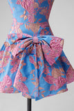 Vestido de bienvenida corto, sin tirantes azul Jacquard con volantes y sin volantes, con lazo.