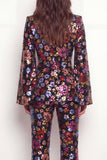 Trajes de mujer con solapas negras de pico con visera brillante, un botón floral de lentejuelas