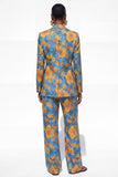 Traje de mujer de dos piezas con solapa de dos piezas y florales azules de dos piezas y un botón