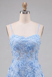Vestido de bienvenida a casa azul claro floral de tirantes finos con apliques