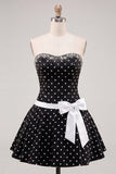 Vestido corto de bienvenida a casa, con moño y lazos con lunares blancos y puntas negras