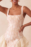 Vestido de bienvenida ajustado ajustado con escote cuadrado champán jacquard y cordones en la espalda