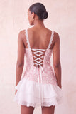 Vestido corto rosa de lentejuelas con volantes y cordones en la espalda