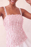 Vestido corto rosa de lentejuelas con volantes y cordones en la espalda