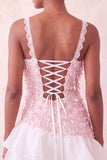 Vestido corto rosa de lentejuelas con volantes y cordones en la espalda
