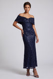 Vestido midi de madre de la novia con brillantes sirenas azul marino descubierto y hombros