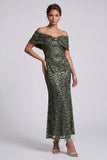 Vestido midi de madre de la novia con brillantes sirenas azul marino descubierto y hombros