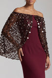 Sirena burdeos con hombros descubiertos y vestido midi de madre de la novia con capa