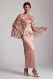 Sirena burdeos con hombros descubiertos y vestido midi de madre de la novia con capa