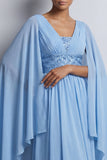 Vestido midi midi de Madre de la novia azul cielo de gasa en V con mangas tipo capa