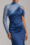 Vestido azul de sirena de cuello alto con franzas midi de madre de la novia con abertura