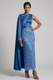 Vestido midi de sirena de cuello redondo azul con capa lateral