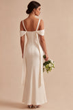 Vestido midi sirena de hombros fríos y champán ligero