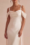 Vestido midi sirena de hombros fríos y champán ligero