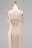 Vestido midi sirena de hombros fríos y champán ligero