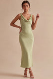 Vestido midi de sirena de satén verde claro con cuello tipo capucho