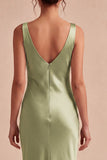 Vestido midi de sirena de satén verde claro con cuello tipo capucho